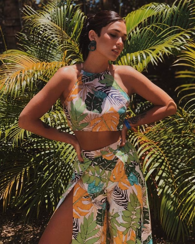 2 bên cánh tay đều có hình xăm cỡ lớn.