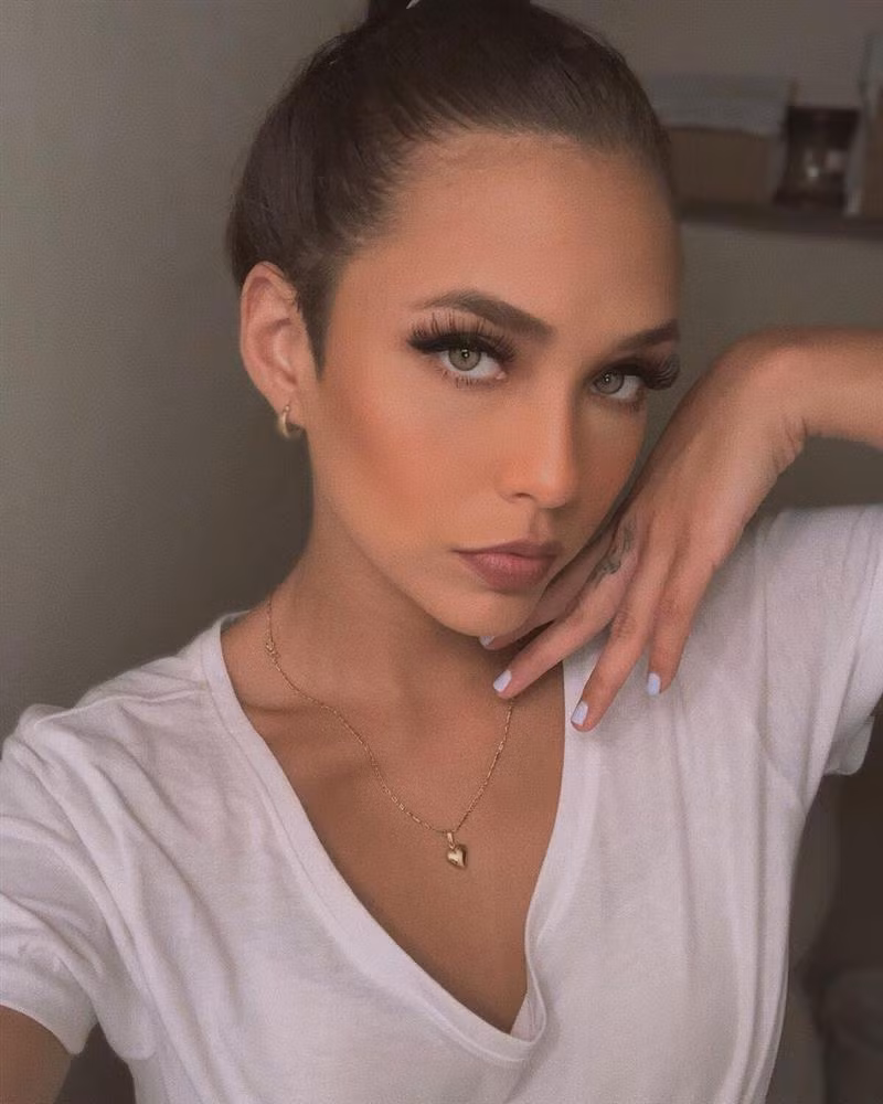 Hình xăm cá tính trên ngón tay.