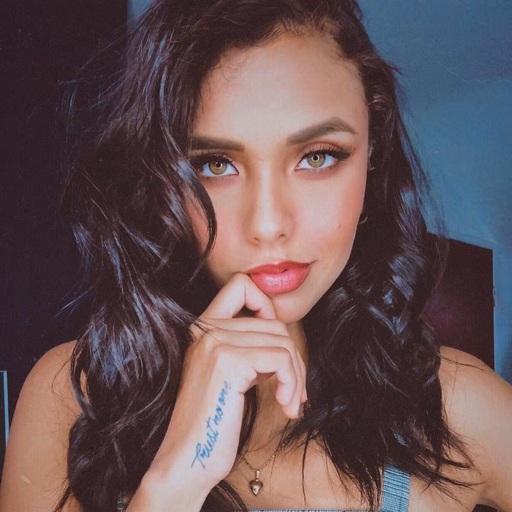 Thêm một hình xăm chữ trên bàn tay mỹ nhân.