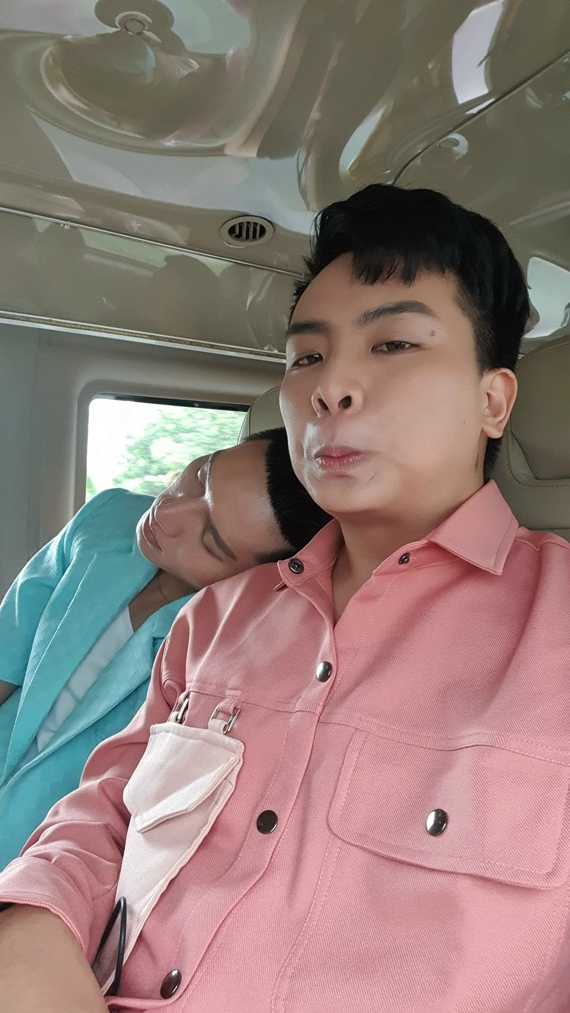 Anh Tú thân mật tựa đầu vào vai Hứa Kim Tuyền.