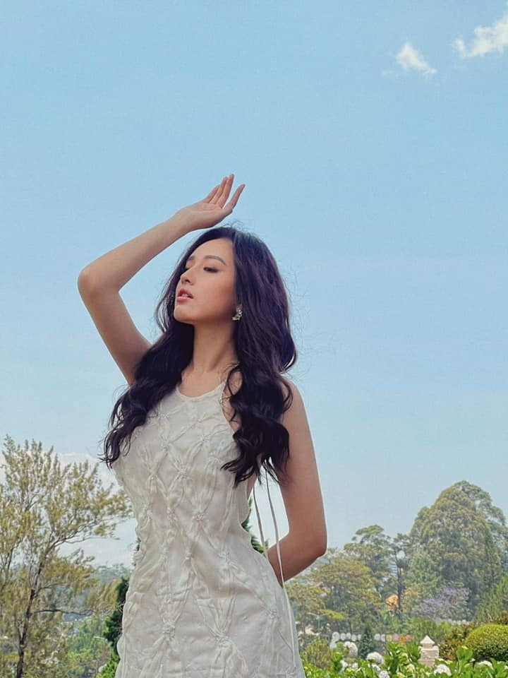 Mai Phương Thúy yêu kiều giữa thiên nhiên.