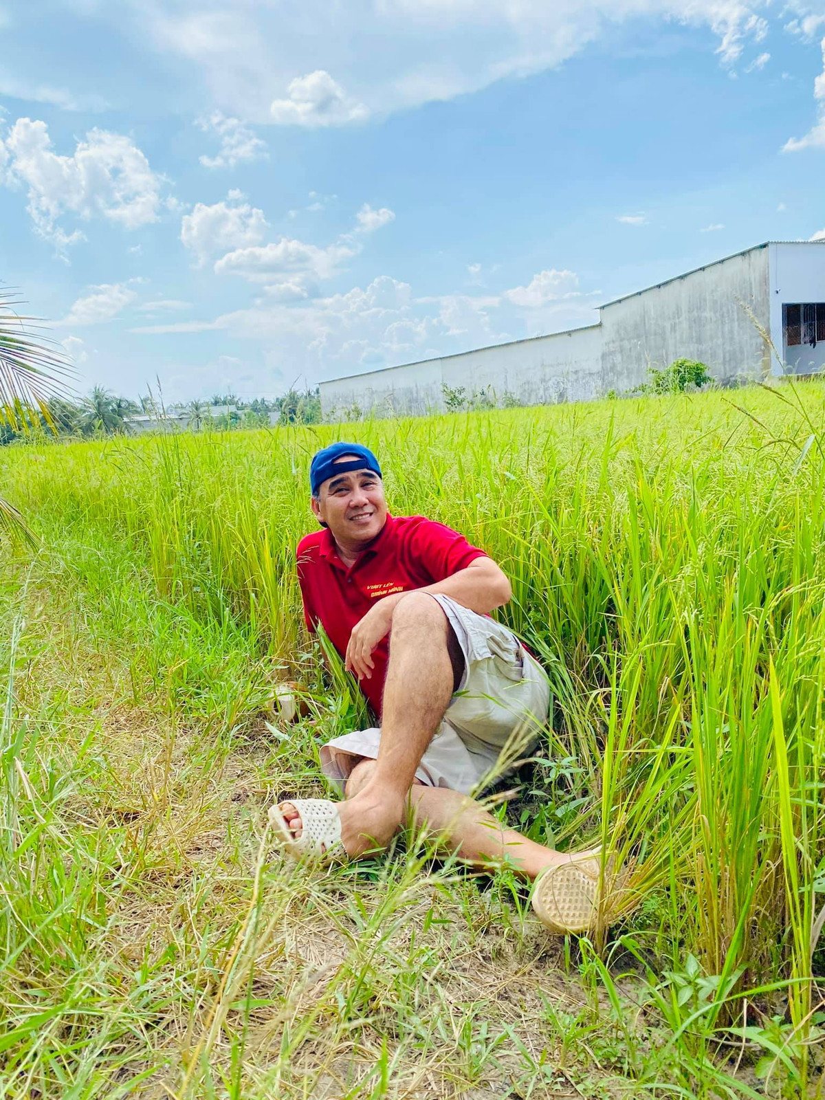 Quyền Linh tạo dáng giữa ruộng.
