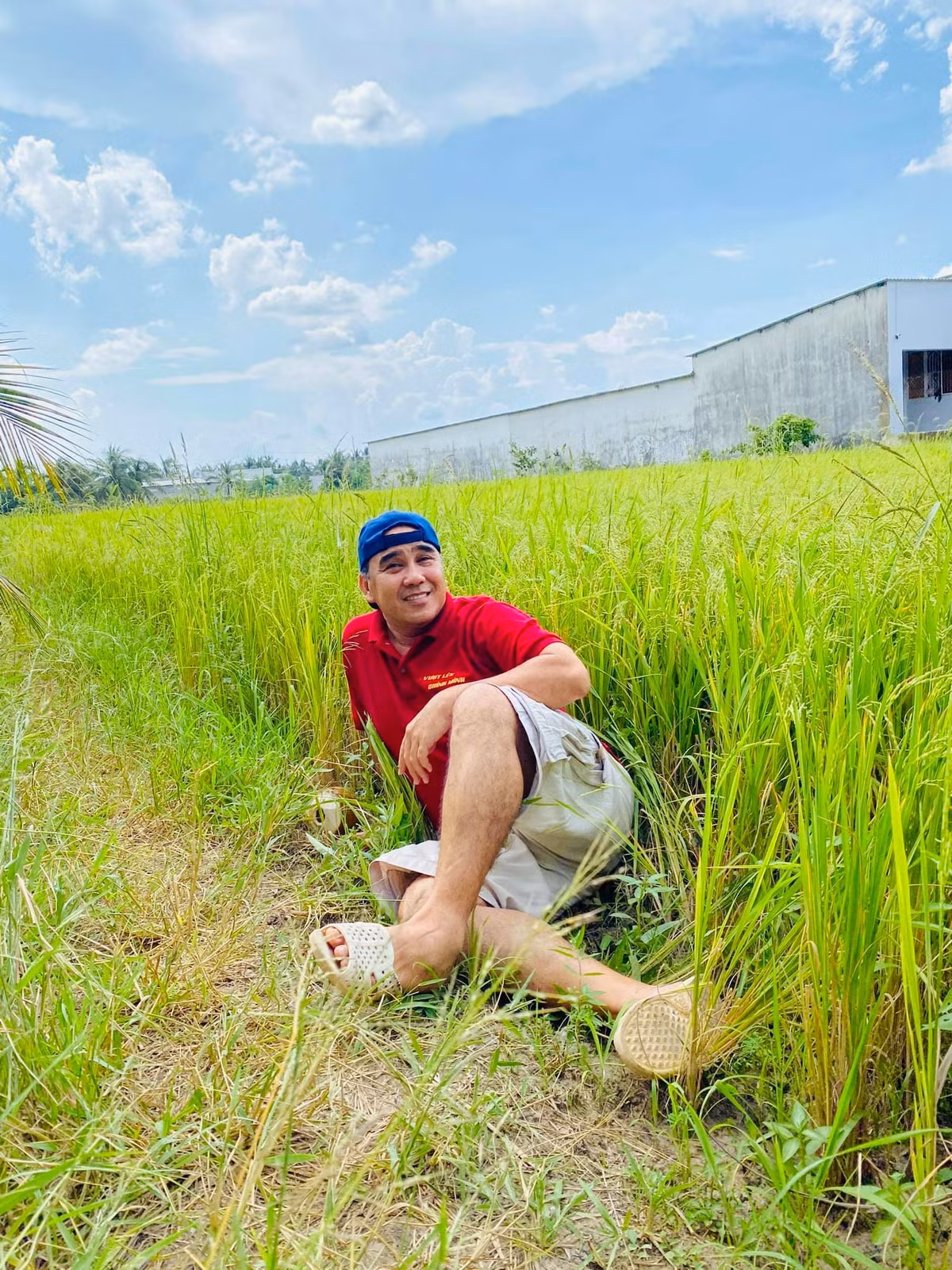 Quyền Linh tạo dáng giữa ruộng.