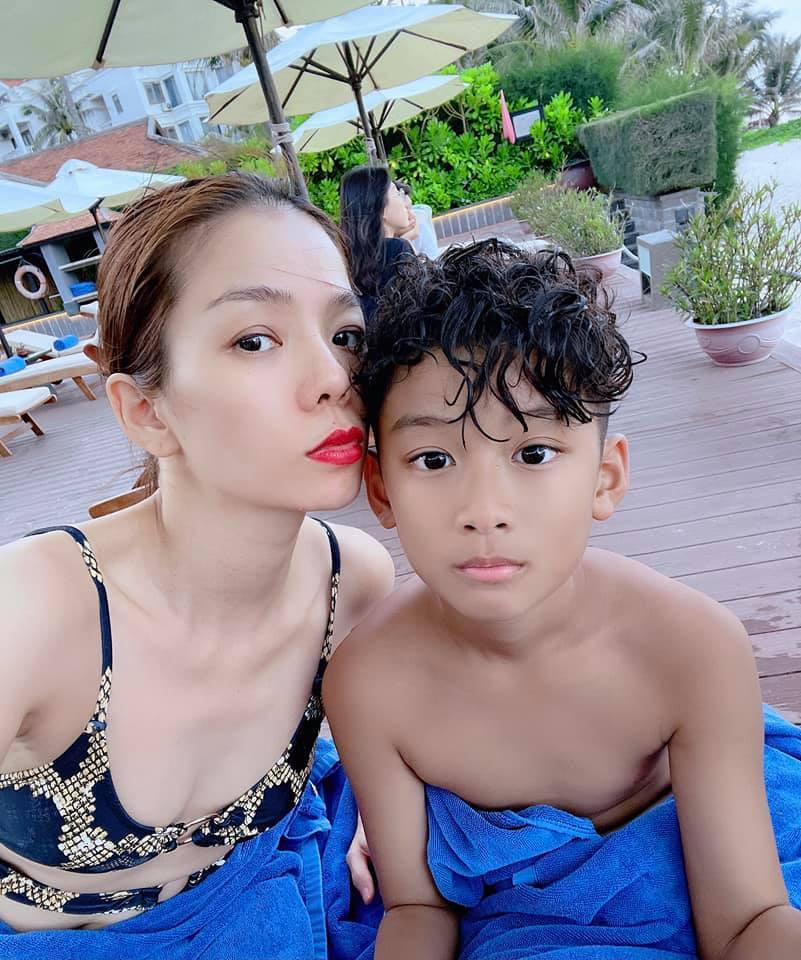 Lệ Quyên và con trai.