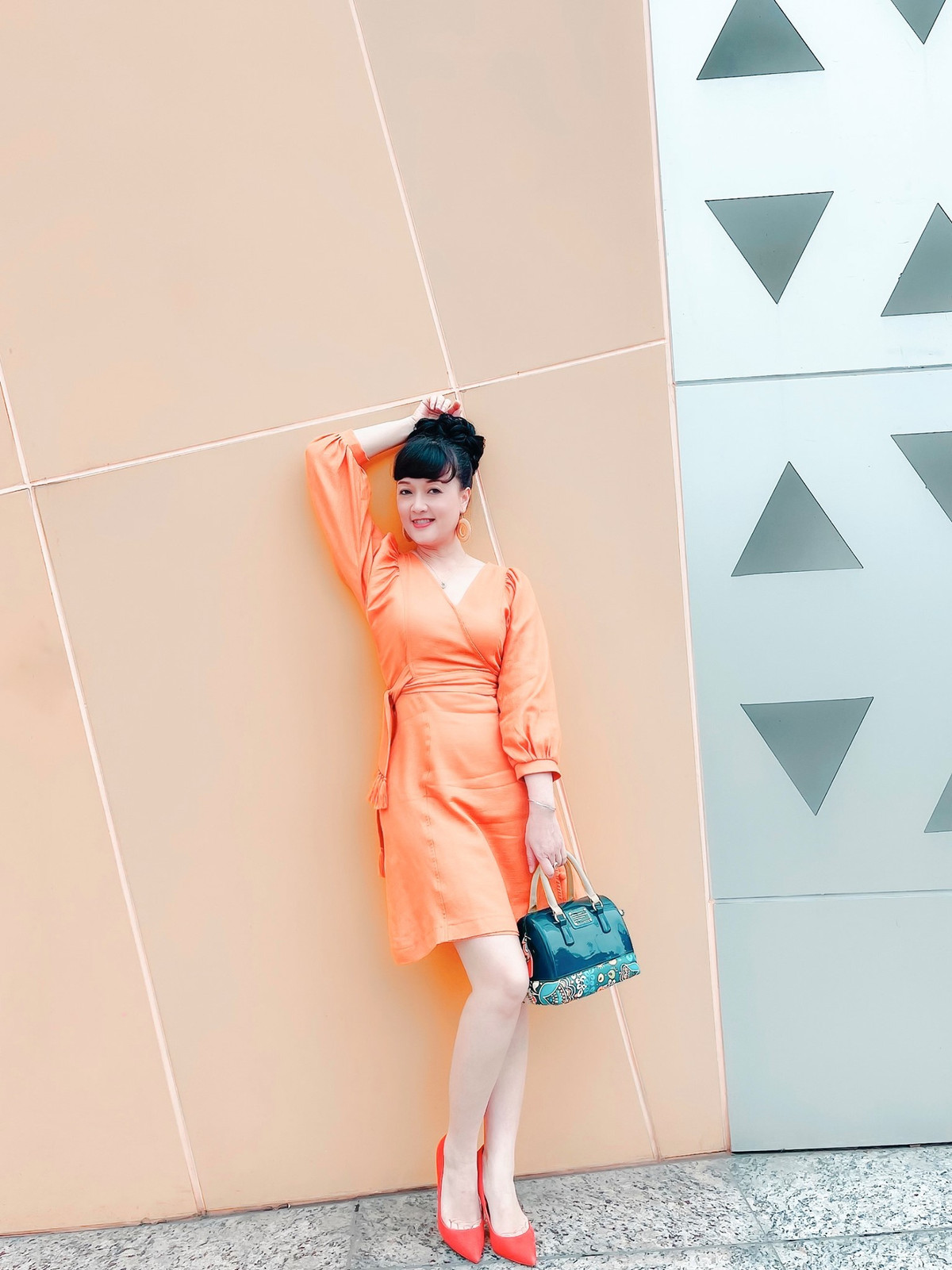 Vân Dung đăng ảnh và làm thơ:'' Hôm nay mặc váy màu cam/Chỉ mong tình cảm chẳng ham điều gì''.