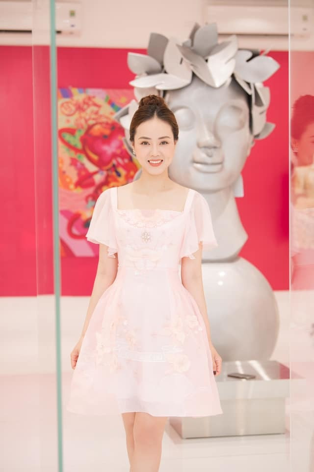 Ngọc Hà - vợ NSND Công Lý đẹp nhẹ nhàng, mong manh.