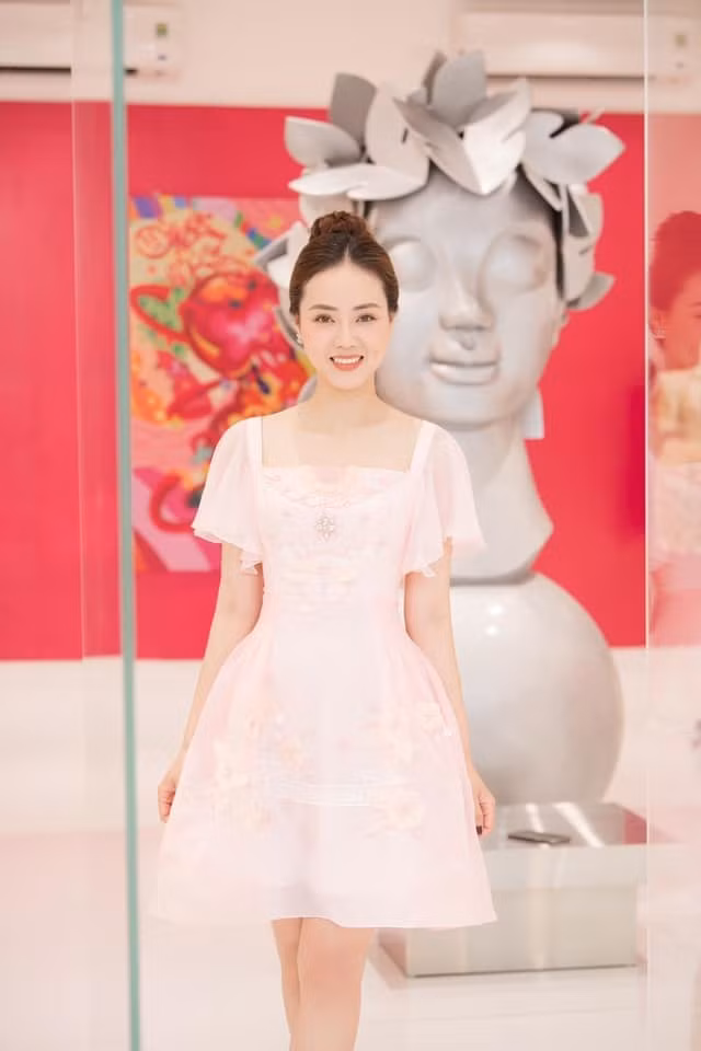 Ngọc Hà - vợ NSND Công Lý đẹp nhẹ nhàng, mong manh.