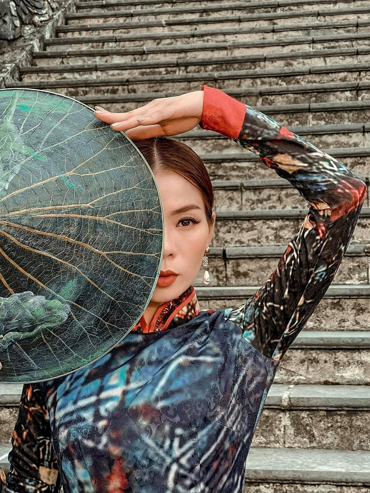 Lệ Quyên chụp bộ ảnh áo dài nón lá ở Huế, úp mở một sản phẩm âm nhạc về cố đô.