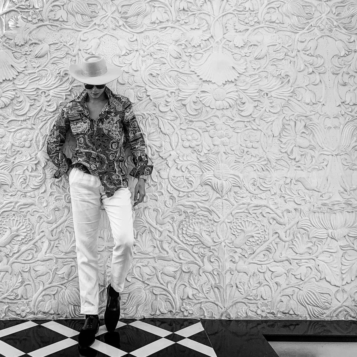 Anh Dũng mặc trang phục du lịch biển vẫn rất phong cách.