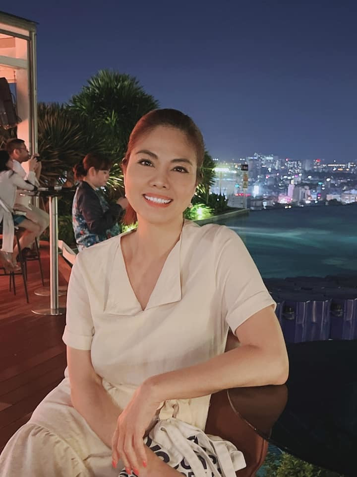 Sao Việt hôm nay 5/5: Hồ Lệ Thu viết: "Dầu ngoài kia có chuyện gì thì em nó lúc nào cũng cười". Nhiều khán giả khen cô trẻ đẹp so với tuổi U50.