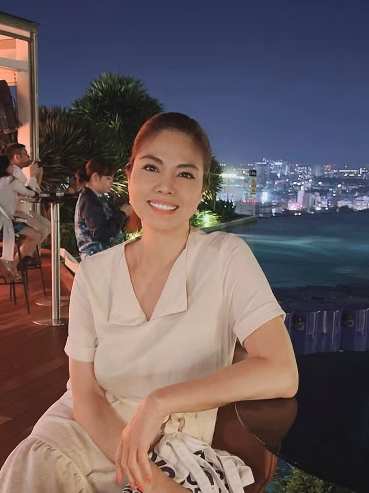 Sao Việt hôm nay 5/5: Hồ Lệ Thu viết: "Dầu ngoài kia có chuyện gì thì em nó lúc nào cũng cười". Nhiều khán giả khen cô trẻ đẹp so với tuổi U50.