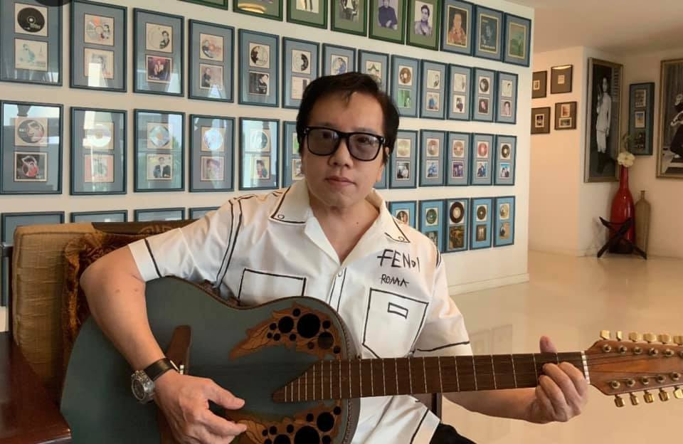 Elvis Phương tự hào khoe thành tựu ca hát là 50 album trong hơn 60 năm sự nghiệp.