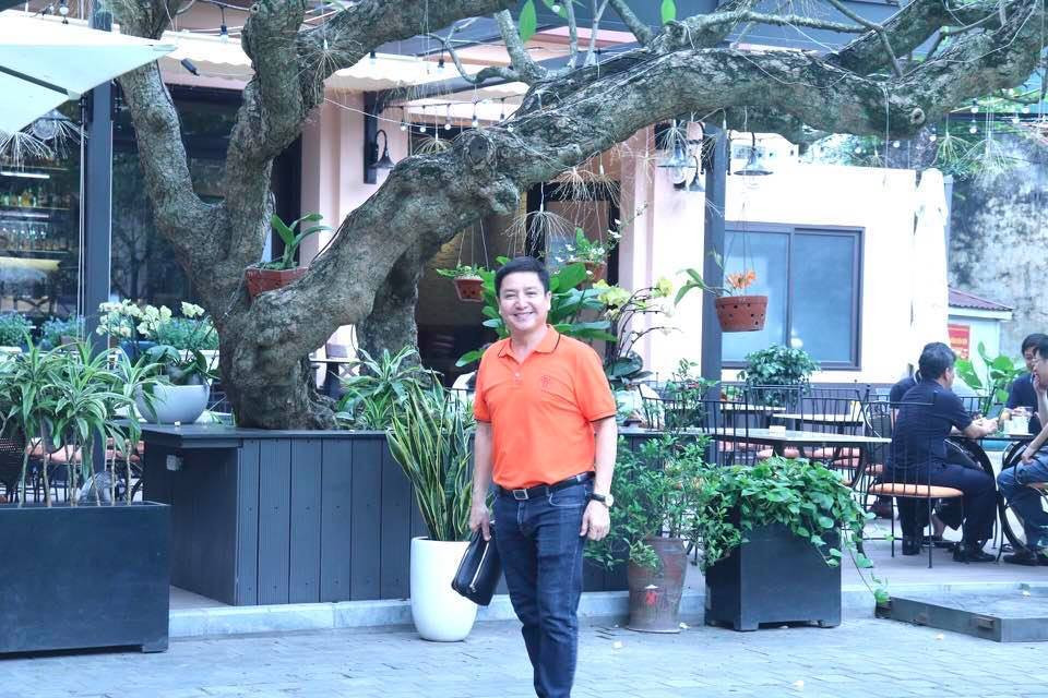 Chí Trung viết: "Một ngày làm việc vô vị đã qua. Chả việc gì ra việc gì vì cứ phải canh chừng cái “con gì” nó chực chờ để nhà hát không thể diễn gì".