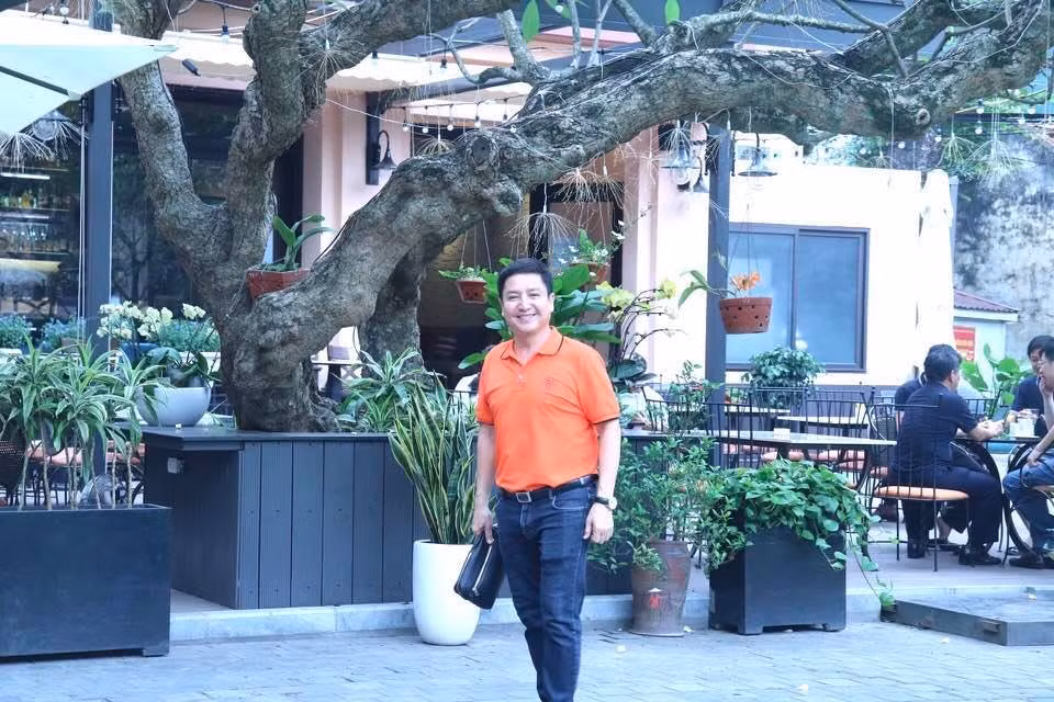 Chí Trung viết: "Một ngày làm việc vô vị đã qua. Chả việc gì ra việc gì vì cứ phải canh chừng cái “con gì” nó chực chờ để nhà hát không thể diễn gì".