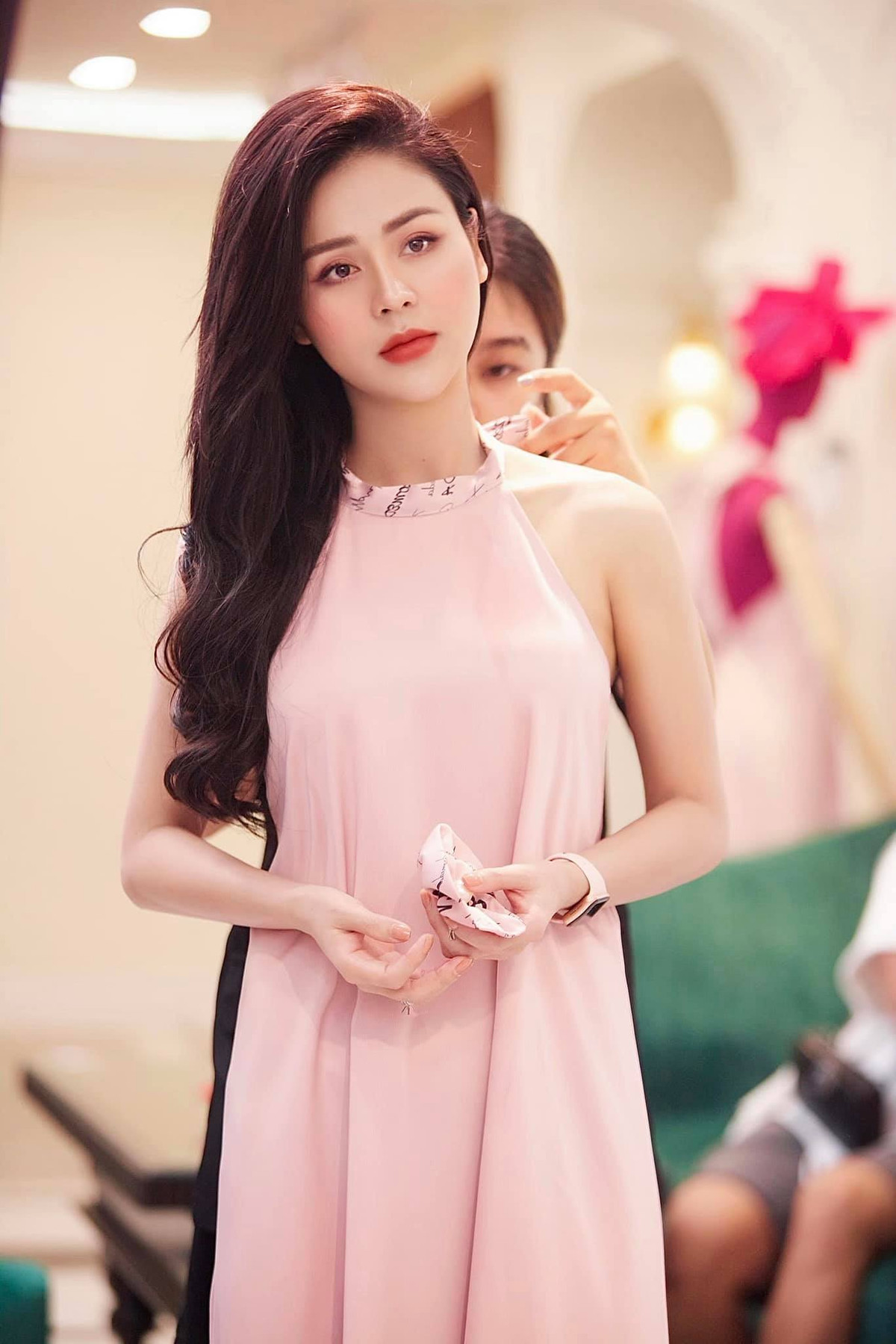 Sao Việt Lương Thu Trang bắt đầu chuỗi ngày làm việc tại nhà.