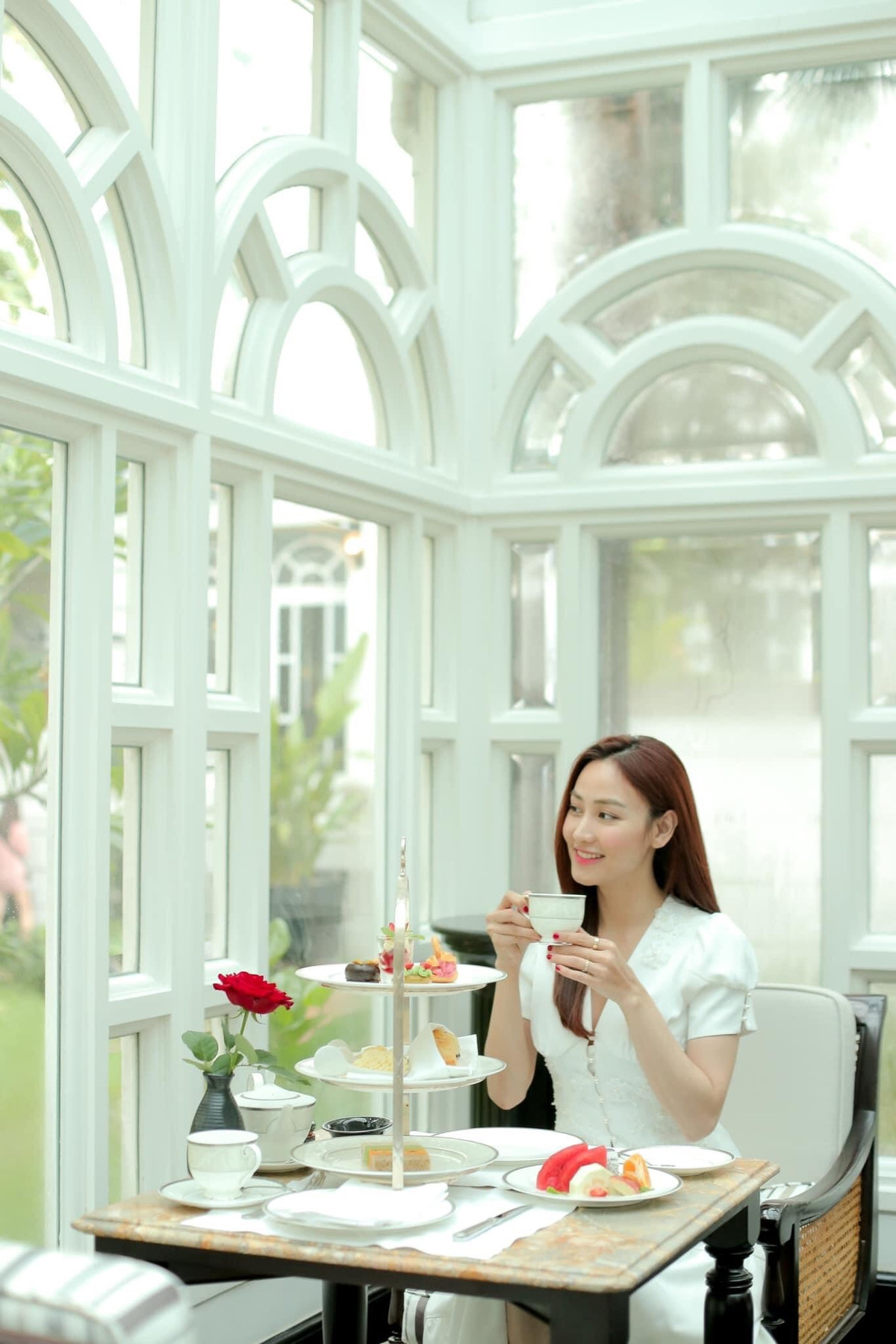 Ngân Khánh có buổi trà chiều thư giãn cùng những người bạn.