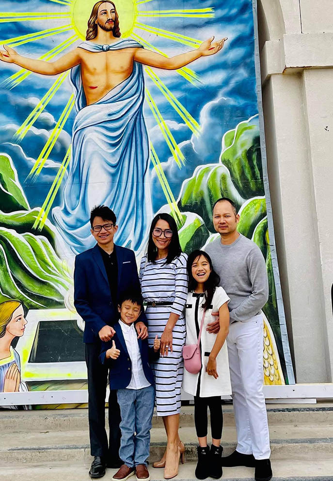 Gia đình Hồng Ngọc cùng háo hức dự buổi lễ Phục sinh tại nhà thờ ở Texas, Mỹ.