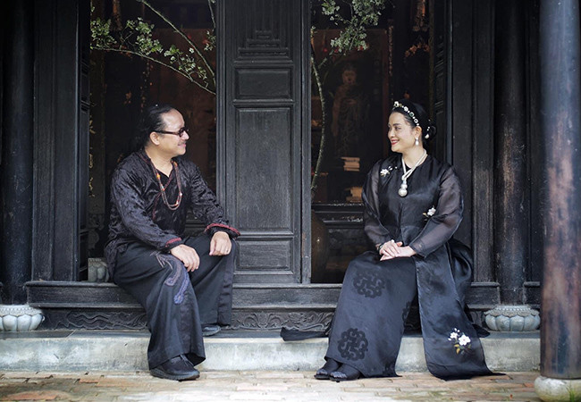 Nghệ sĩ Trần Mạnh Tuấn đăng ảnh cùng vợ kỷ niệm chặng đường hơn 25 năm bên nhau.