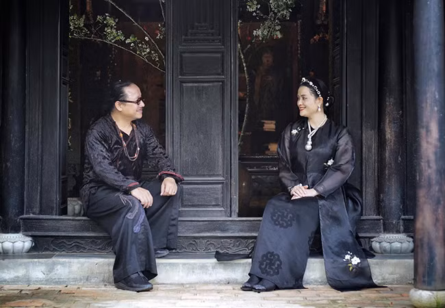 Nghệ sĩ Trần Mạnh Tuấn đăng ảnh cùng vợ kỷ niệm chặng đường hơn 25 năm bên nhau.