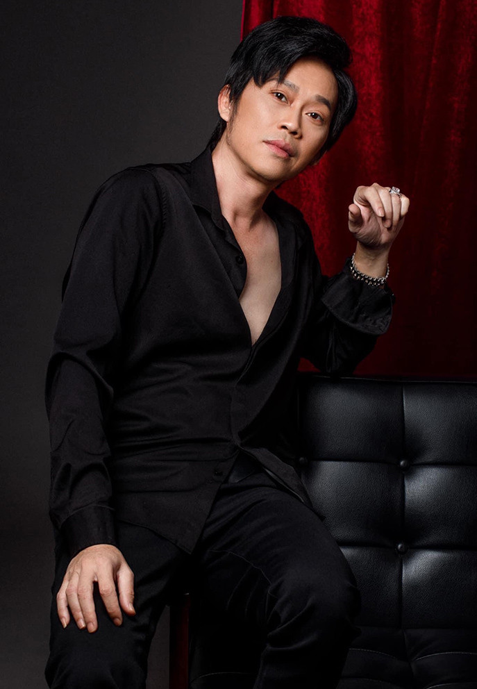 Sao Việt hôm nay 6/4: NSƯT Hoài Linh đăng tải loạt ảnh phong cách lịch lãm với trang phục vest. Vốn gắn liền với hình ảnh bình dân, sự “lột xác” của anh khiến khán giả trầm trồ. Nhiều sao Việt như: Thúy Nga, Tiến Luật, Nhật Kim Anh, Huy Khánh,… để lại bình luận khen anh điển trai, trẻ trung không thua kém tài tử Hàn Quốc.