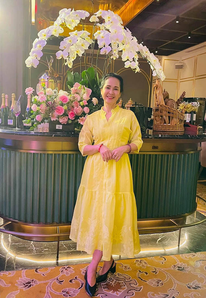 NSND Lan Hương đằm thắm trong sắc váy vàng chào tháng 4 rực rỡ.