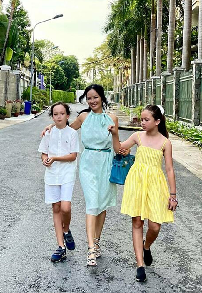 Diva Hồng Nhung dẫn hai con hai con Tôm - Tép dạo phố. Dù có tình yêu mới, nữ ca sĩ vẫn đặt mối quan tâm con lên hàng đầu.