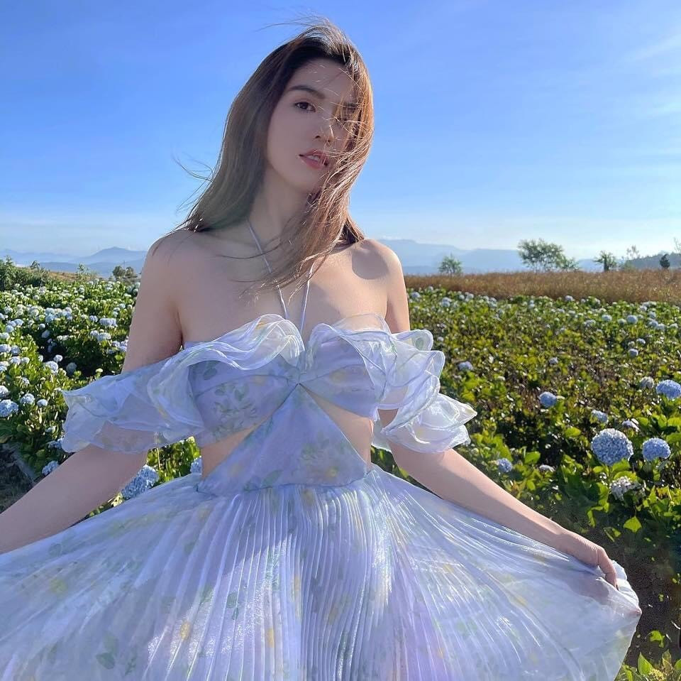 Ngọc Trinh có chuyến du lịch cùng những người bạn tại Đà Lạt. Nữ người mẫu vừa qua bị sốc sau vụ trộm đột nhập vào nhà riêng.