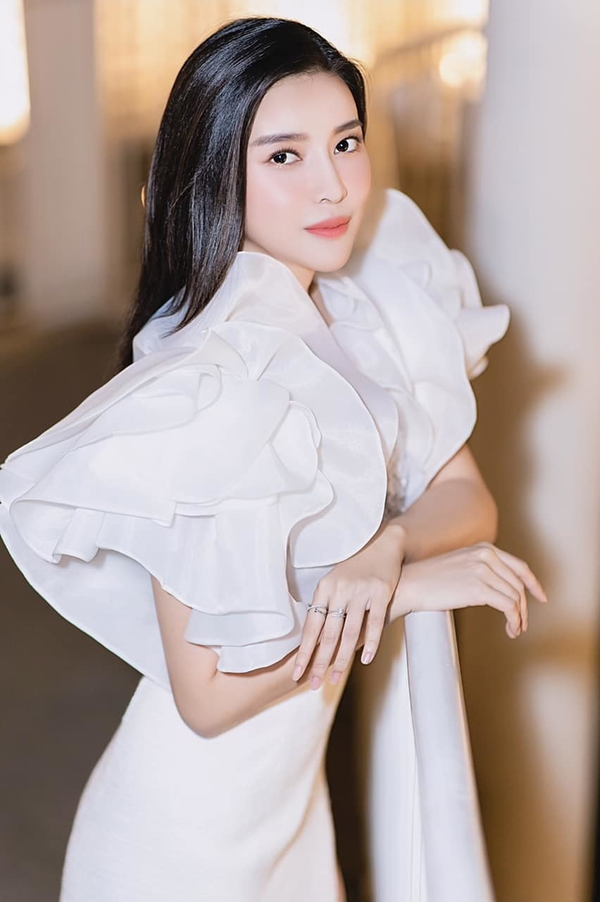 Cao Thái Hà khoe nhan sắc xinh đẹp tại sự kiện.