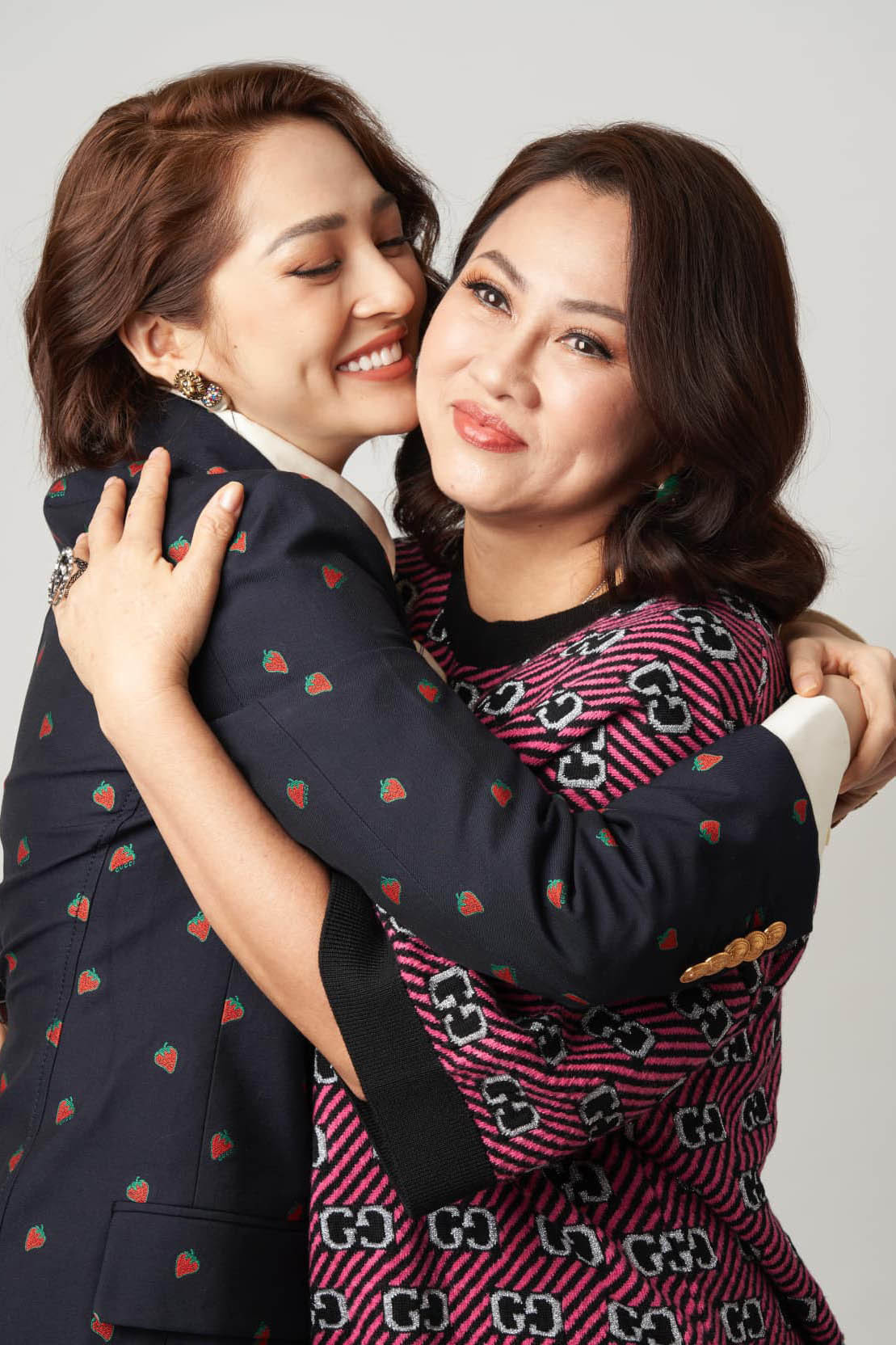 Sao Việt hôm nay 21/1: Chia sẻ bức ảnh bên mẹ, Bảo Anh tâm sự: "Một năm trôi qua nhanh quá nhanh vẫn chưa kịp mua chưa sắm gì. Giời ơi trôi qua nhanh quá trời, vẫn chưa kịp yêu, chưa lấy chồng. Mẹ ôm mẹ bảo không sao ở vậy với mẹ cũng được". Dòng tâm sự của nữ ca sĩ khiến nhiều người thích thú.