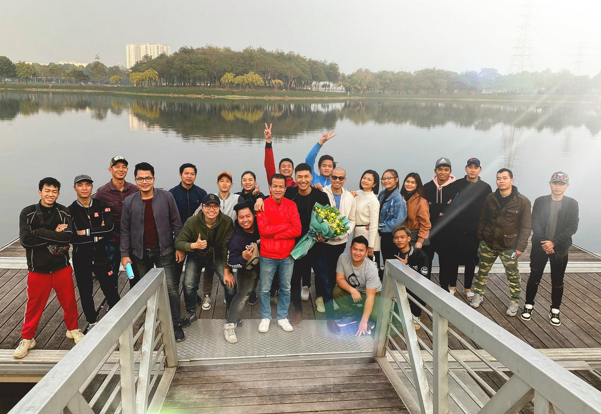 Mạnh Trường chia sẻ bức ảnh chia tay để cảm ơn ekip đoàn làm phim.