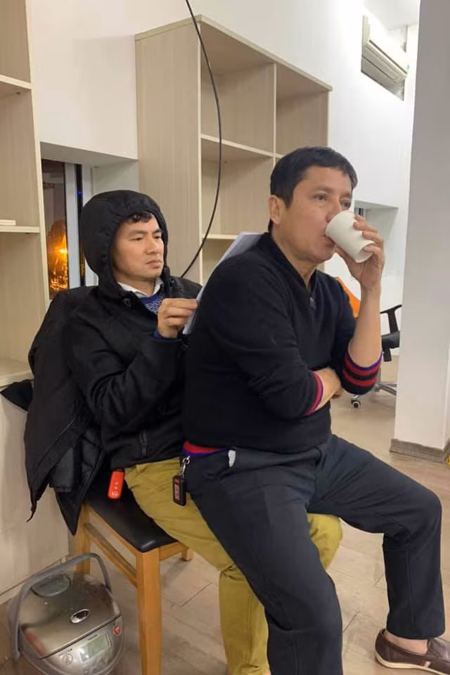 Nghệ sĩ Chí Trung đăng ảnh hậu trường hài hước khi tập Táo Quân cùng Xuân Bắc: "Tào... ngồi im, đổ cà phê anh!".