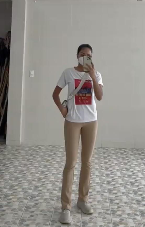 br/> Là một trong những người đẹp năng nổ làm thiện nguyện nhất trong đợt dịch COVID-19 tại TP. HCM, H'Hen Niê liên tục ghi điểm khi vác bao gạo 50kg, livestream bán hàng nông sản cho người dân hay vận chuyển nhu yếu phẩm đến với những người có hoàn cảnh khó khăn. Tuy nhiên mới đây, trước khi bắt đầu một ngày thiện nguyện, mỹ nhân Ê-đê tranh thủ "bán than" với fan rằng dạo này mình béo lên thì mọi sự chú ý lại đổ dồn vào phần thân dưới của cô vì tưởng cô...không mặc quần.