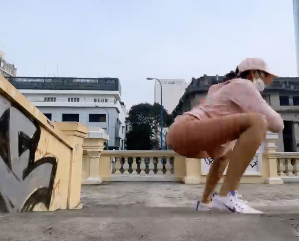 Trước đây, Hoa hậu Hoàn vũ Việt Nam 2017 từng rơi vào trường hợp "gây lú" tương tự nhưng là khi đi tập thể thao. Màn tập thể dục buổi sáng ở ngoài trời của H'Hen Niê. Khi đó, dịch COVID-19 còn chưa diễn biến nghiêm trọng nên H'Hen Niê dậy khá sớm và ra ngoài rèn luyện sức khoẻ thay vì quanh quẩn trong phòng gym. Cô chọn cho mình chiếc quần bó thể thao cùng áo khoác gió để dễ dàng thực hiện các bài tập.