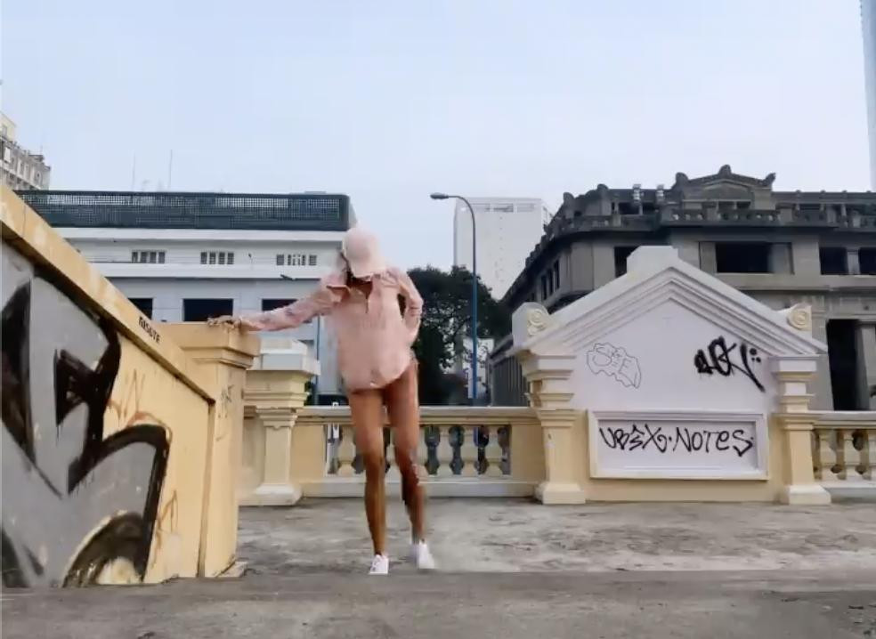 Dù đã cẩn thận chọn quần bó màu camel - loại màu an toàn hơn nhiều so với các loại màu nude thông thường thì trớ trêu thay, màu của quần ăn ý đến lạ với màu da của H'Hen Niê nên ở một vài khoảnh khắc, fan phải dụi mắt vì tưởng cô không mặc quần.