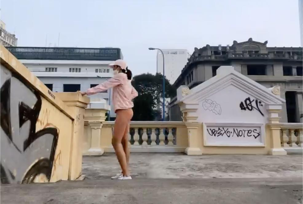 Ở góc nghiêng, mọi đường cong của cô Hen lộ rõ như thể... bán nude phần dưới vậy.