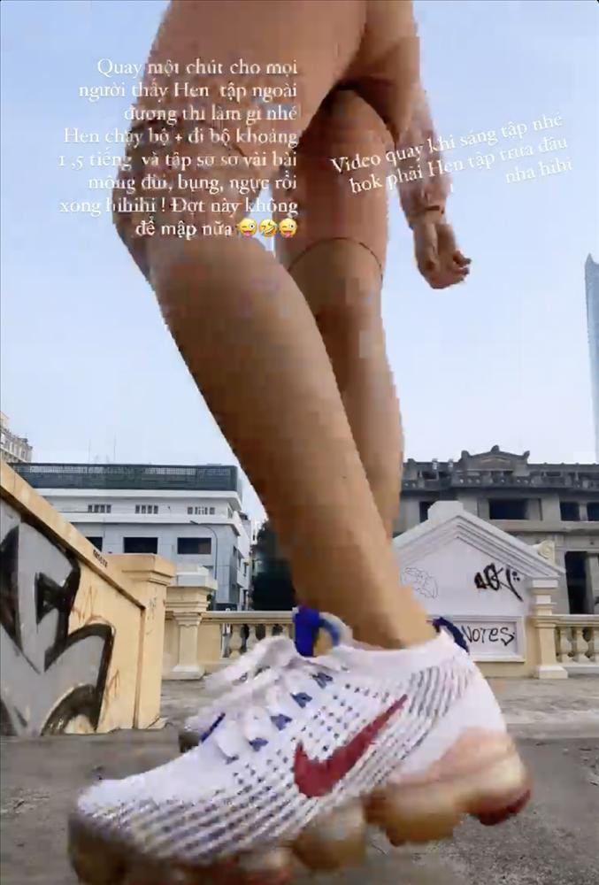 Ở góc cận, rõ ràng Hoa hậu H'Hen Niê có mặc chiếc quần ngắn màu camel bó sát đây mà!