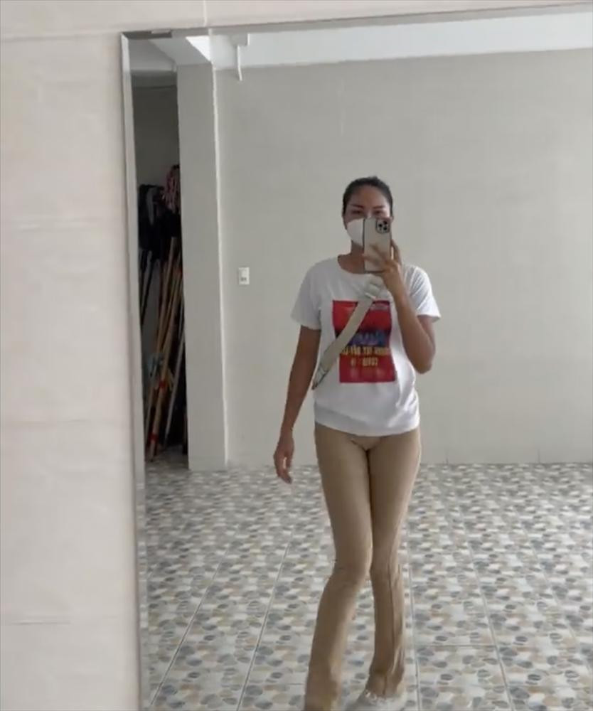 Độ bó của chiếc quần và độ ngắn của chiếc áo phông của nhóm tình nguyện kết hợp thành combo hơi kém duyên vì để lộ vùng nhạy cảm.