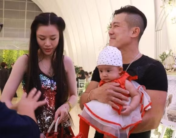 Vo hai Van Quang Long giai thich nhan than, bac loi me chong to-Hinh-2