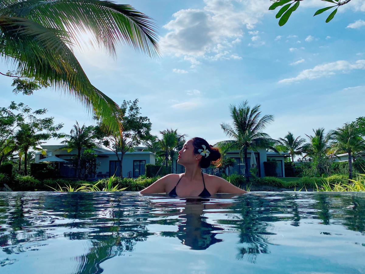 Cô từng tốt nghiệp ngành quản trị tại trường Cao đẳng cộng đồng Green River tại Mỹ. Trước khi kết hôn, Lam Trường và Yến Phương đã có 4 năm tìm hiểu và yêu thương nhau.