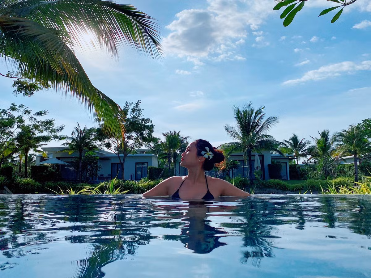 Cô từng tốt nghiệp ngành quản trị tại trường Cao đẳng cộng đồng Green River tại Mỹ. Trước khi kết hôn, Lam Trường và Yến Phương đã có 4 năm tìm hiểu và yêu thương nhau.