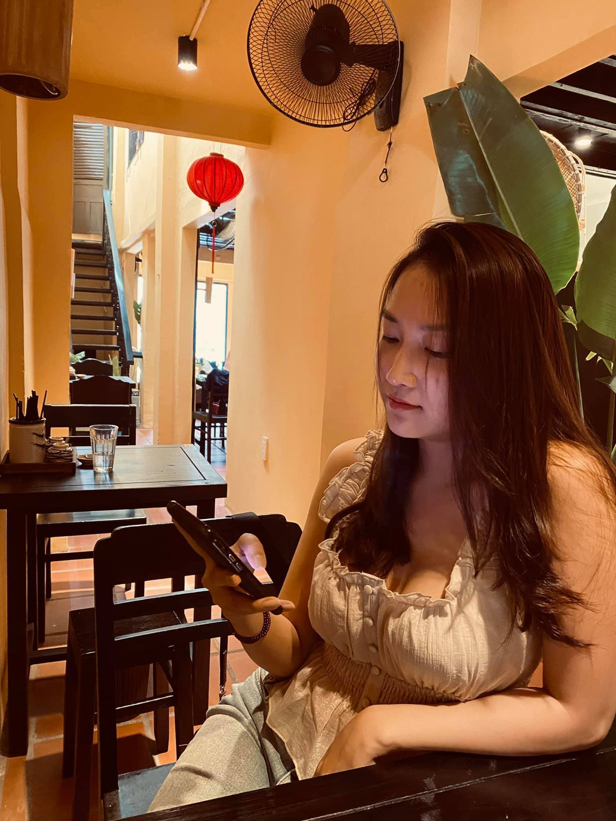 Vợ trẻ kém 17 tuổi của ca sĩ Lam Trường nhận được nhiều lời khen về nhan sắc. 