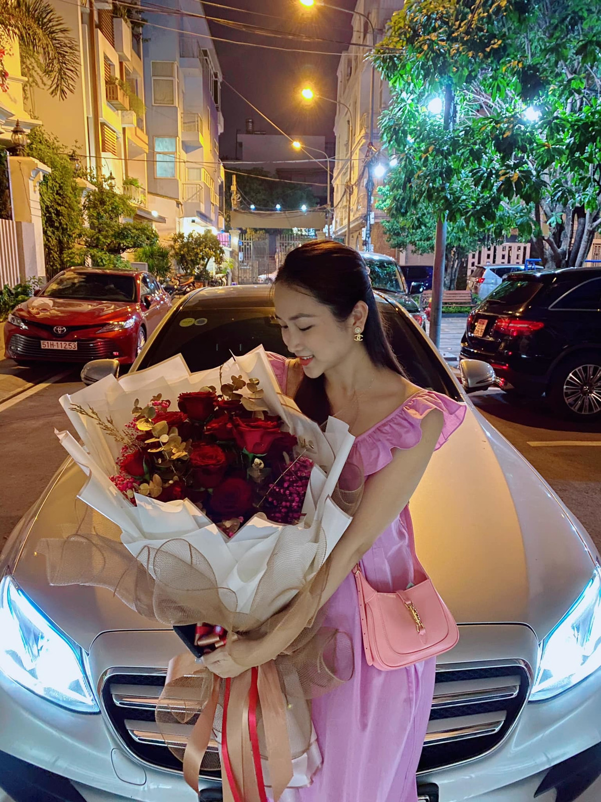 Thi thoảng, nam ca sĩ còn dành lời có cánh cho vợ như: "Bên em là biển rộng" khiến khán giả vô cùng thích thú và ngưỡng mộ.