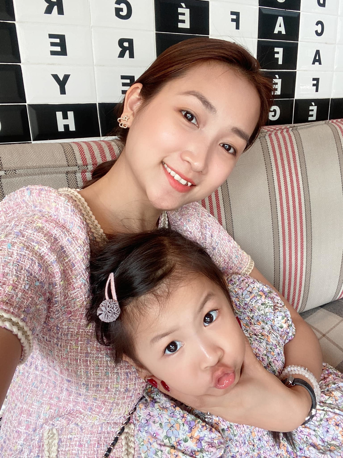 Sau khi sinh con, cô gái sinh năm 1991 nhanh chóng lấy lại được vóc dáng thon gọn như xưa. Bà xã của giọng ca Tình thôi xót xa ngày càng đẹp mặn mà, quyến rũ.