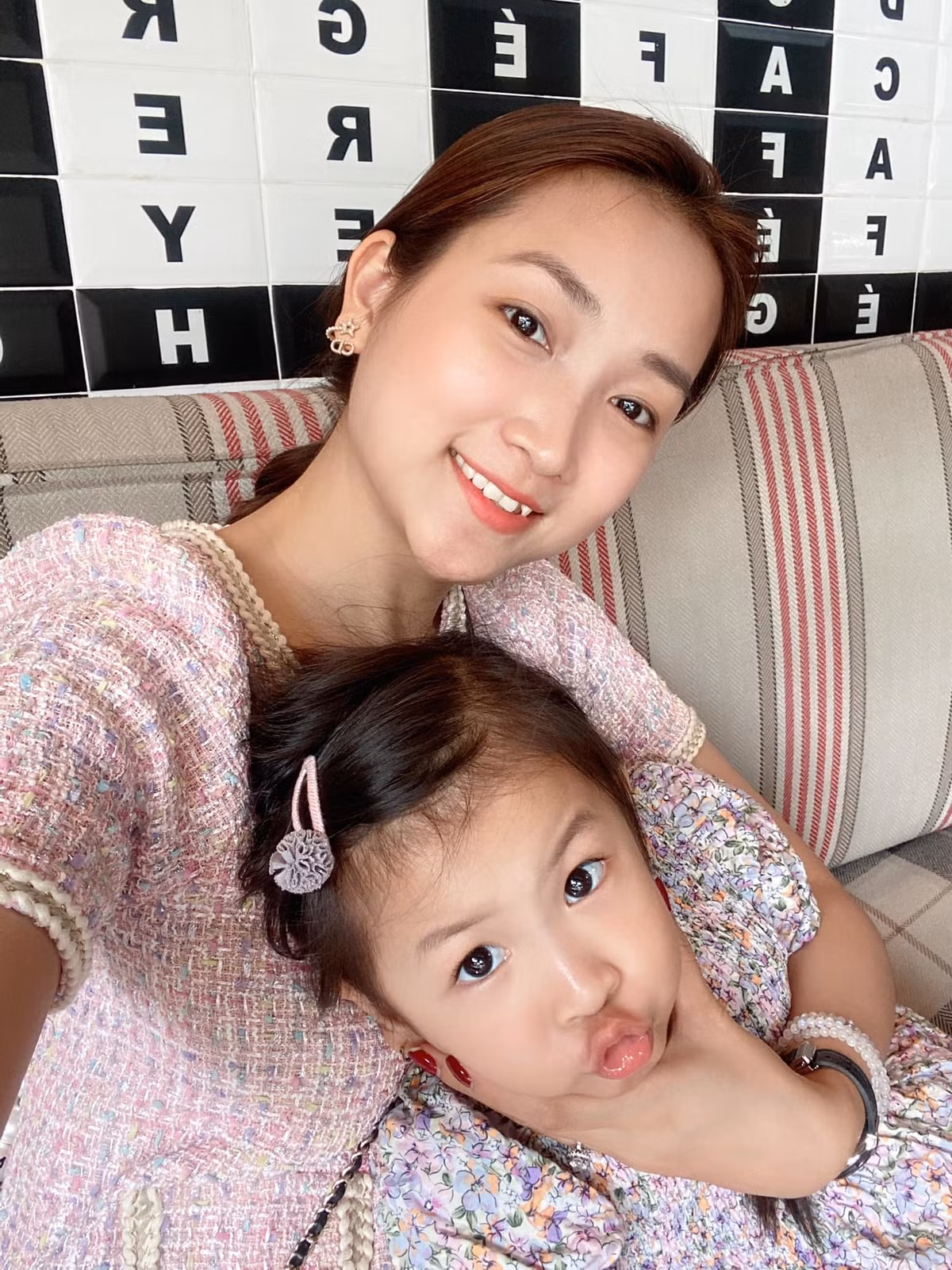 Sau khi sinh con, cô gái sinh năm 1991 nhanh chóng lấy lại được vóc dáng thon gọn như xưa. Bà xã của giọng ca Tình thôi xót xa ngày càng đẹp mặn mà, quyến rũ.