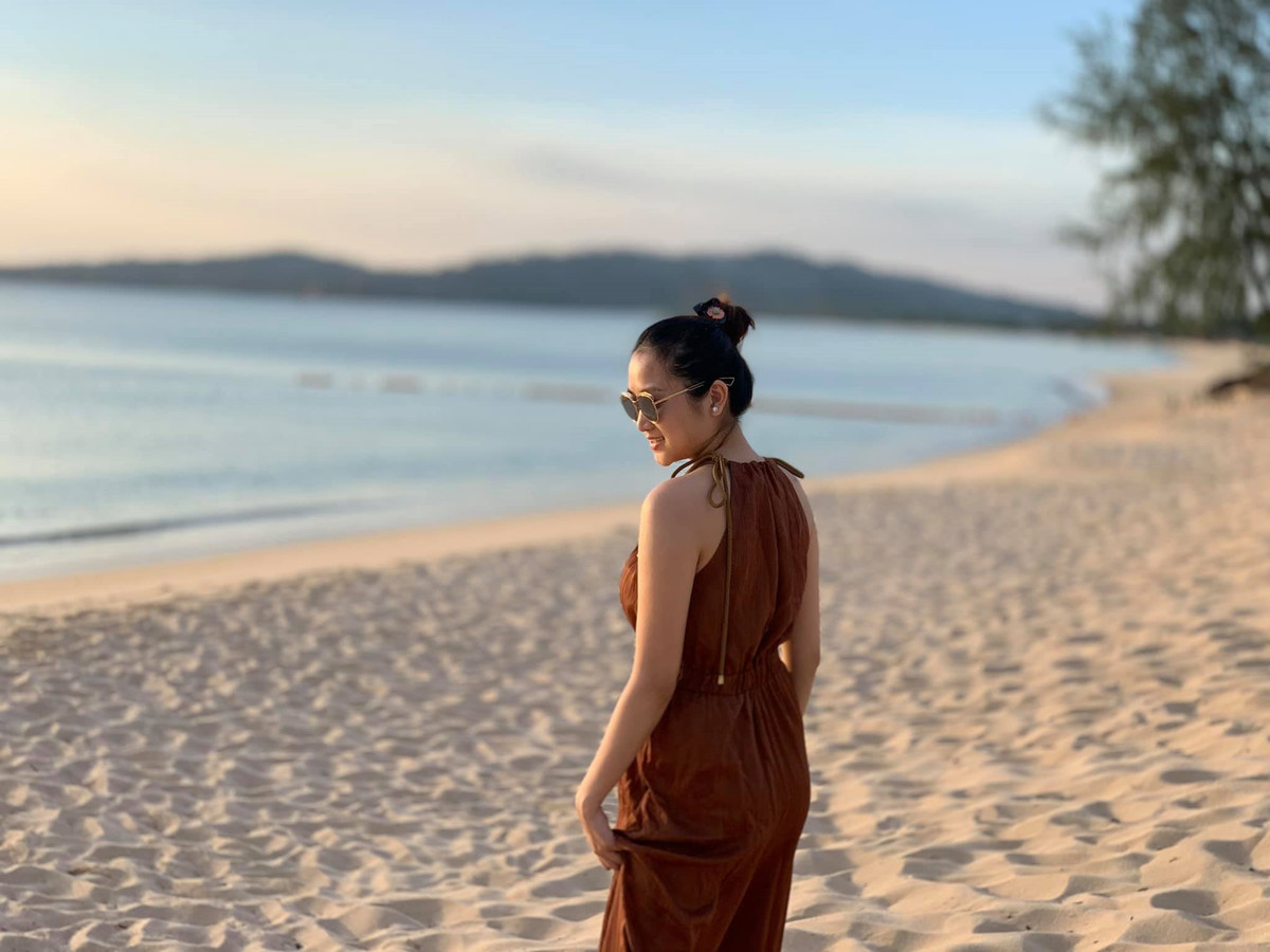 Sau cuộc hôn nhân đầu kém may mắn, ca sĩ Lam Trường lên xe hoa với Yến Phương vào tháng 11/2014. Bà xã của giọng ca Tình thôi xót xa sinh năm 1991.