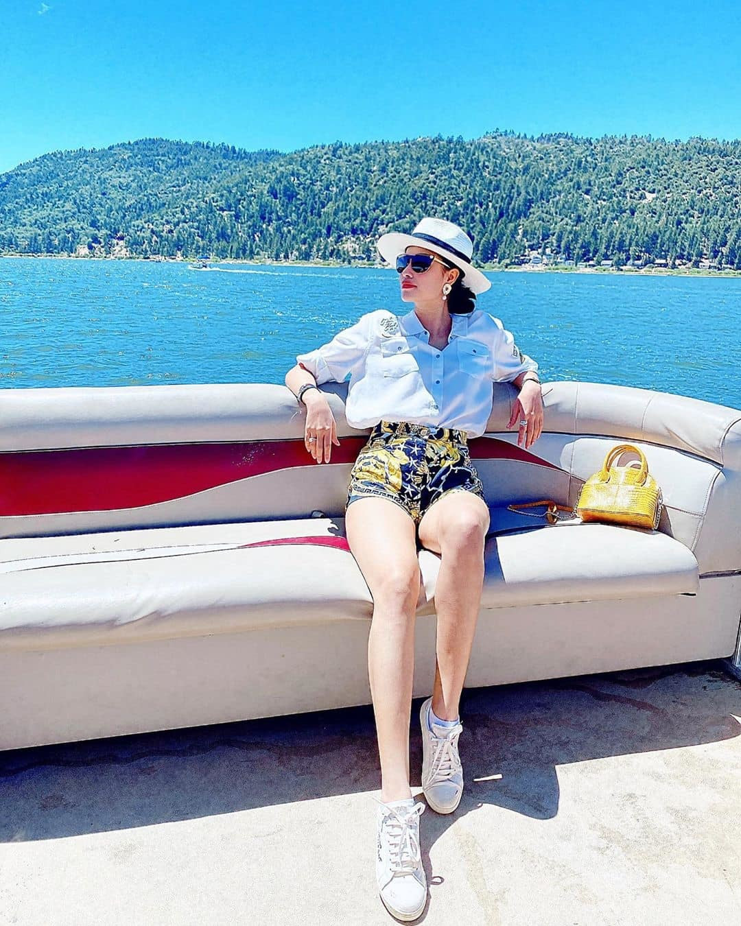 Sang Mỹ sinh sống, nàng hậu tận hưởng cuộc sống xa hoa, thường xuyên đăng ảnh diện đồ hiệu và đi thăm thú khắp nơi khiến không ít người ngưỡng mộ.