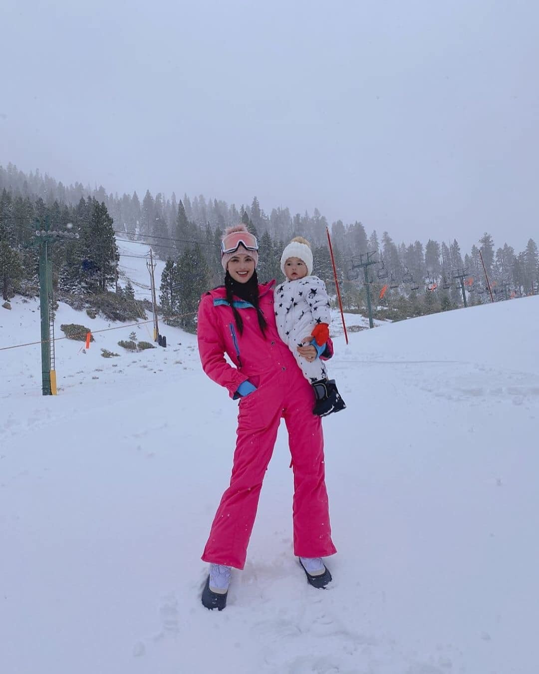 Sau khi công khai chuyện có con, Phạm Hương thường xuyên chia sẻ hình ảnh con trai trên mạng xã hội.