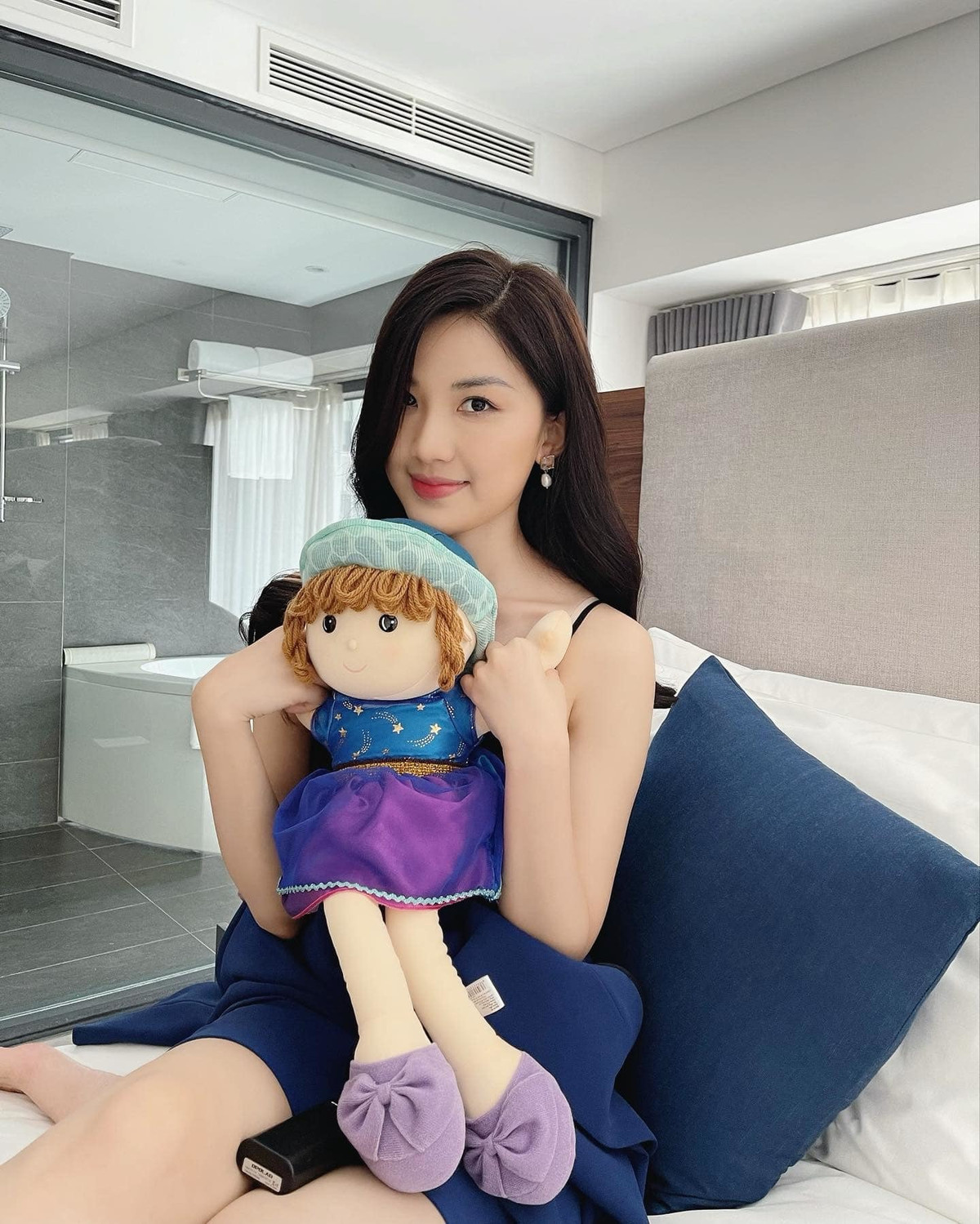 Sao Việt Lương Thanh chụp với búp bê.