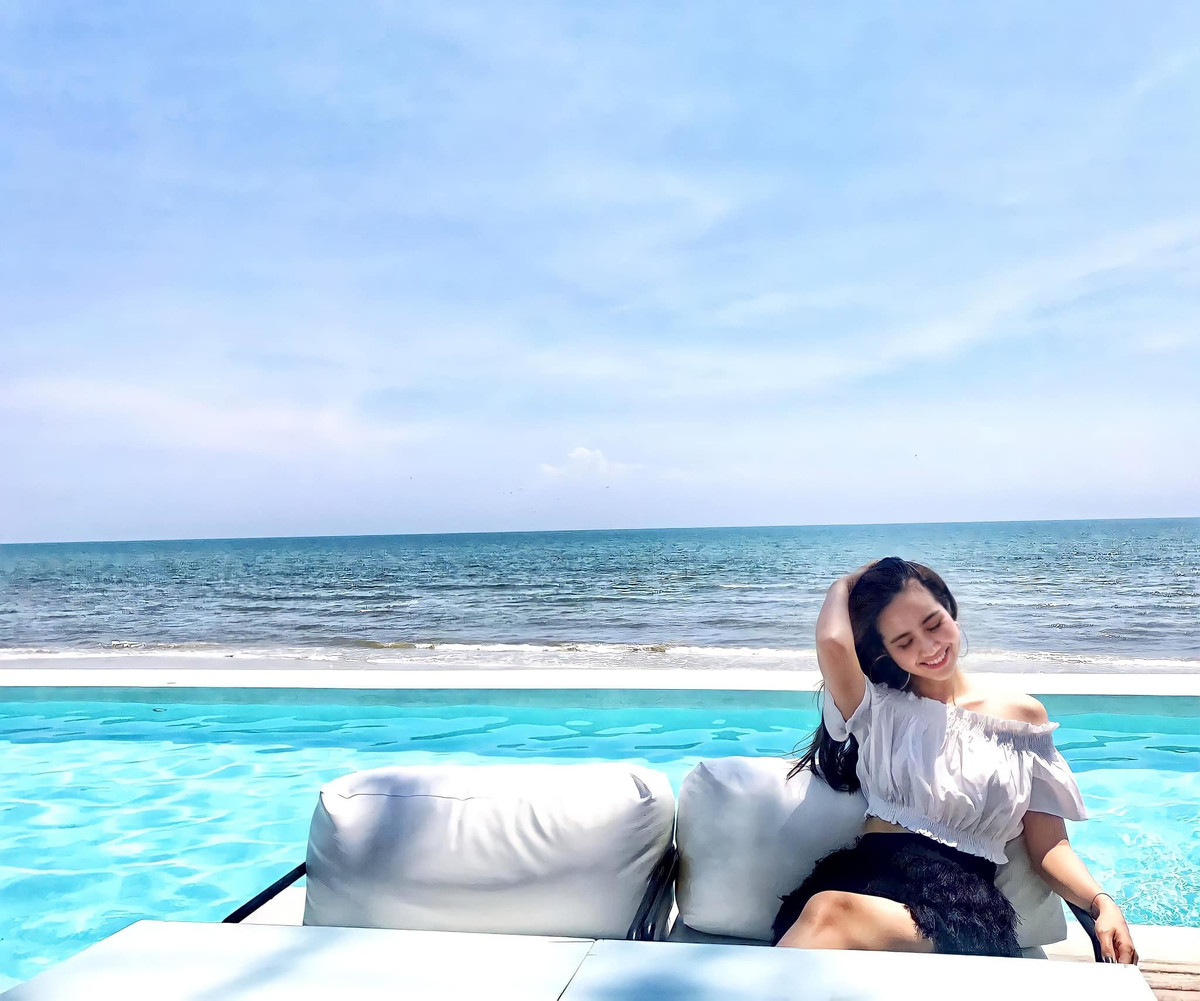 Huyền Lizzie viết: "Uống nhầm một ánh mắt, uống lại thêm vài lần".