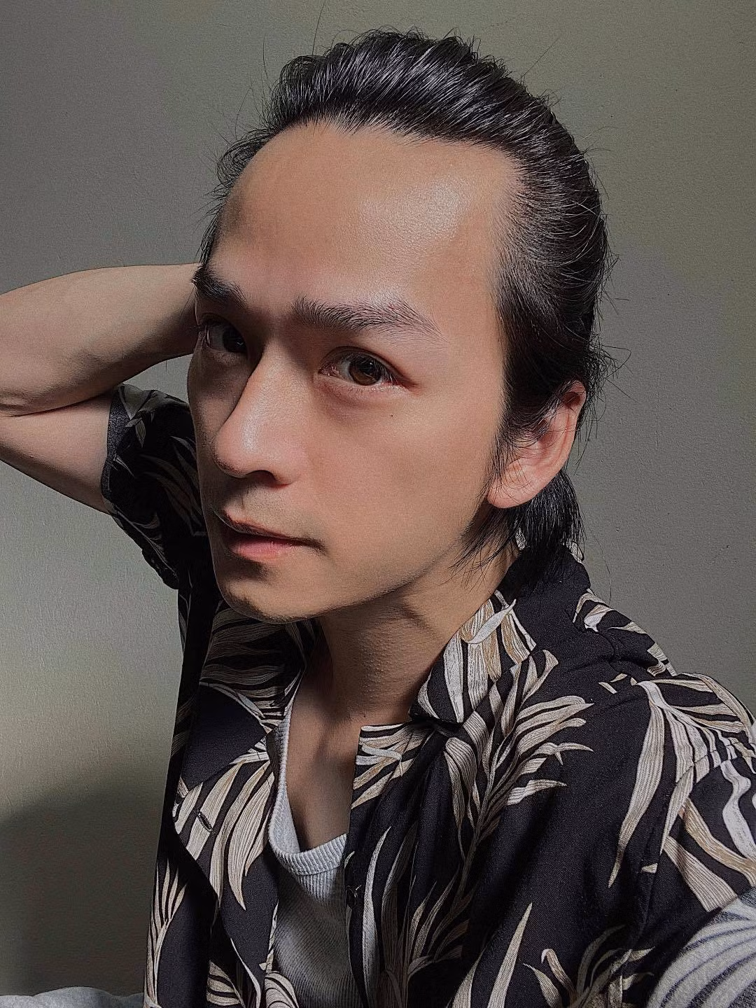 Trần Nghĩa khoe tóc dài.